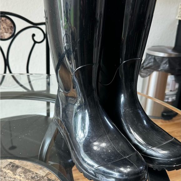 UGG rain boots.  Size 9. Tall Black shiny style - Picture 10 of 10